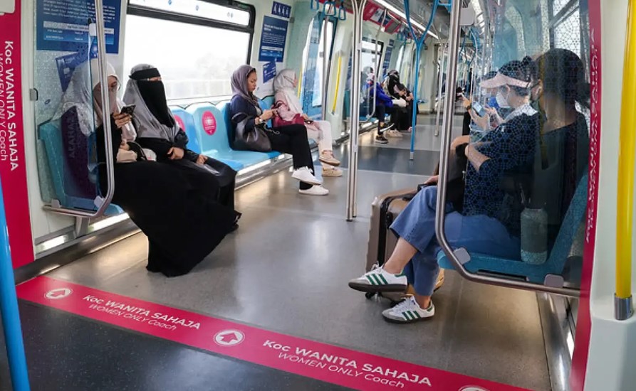 大宝森节确保乘客顺利出行 电动火车暂停女性车厢